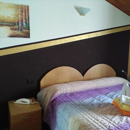 Hotel Pigna D'Oro Chiesa in Valmalenco Buitenkant foto